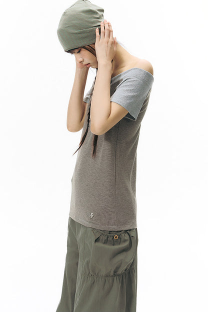 Schulterfreies gestreiftes Raglan-T-Shirt