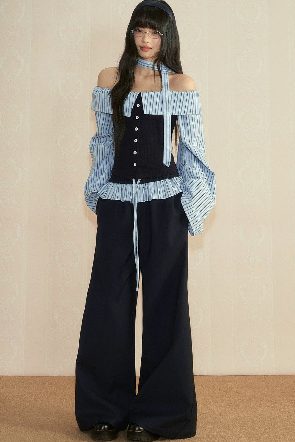 Ensemble haut tube rayé à épaules dénudées et manches longues avec pantalon à jambes larges