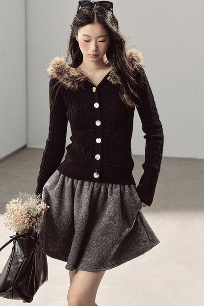 Kabelstrickjacke mit Kapuze und Pelzkragen