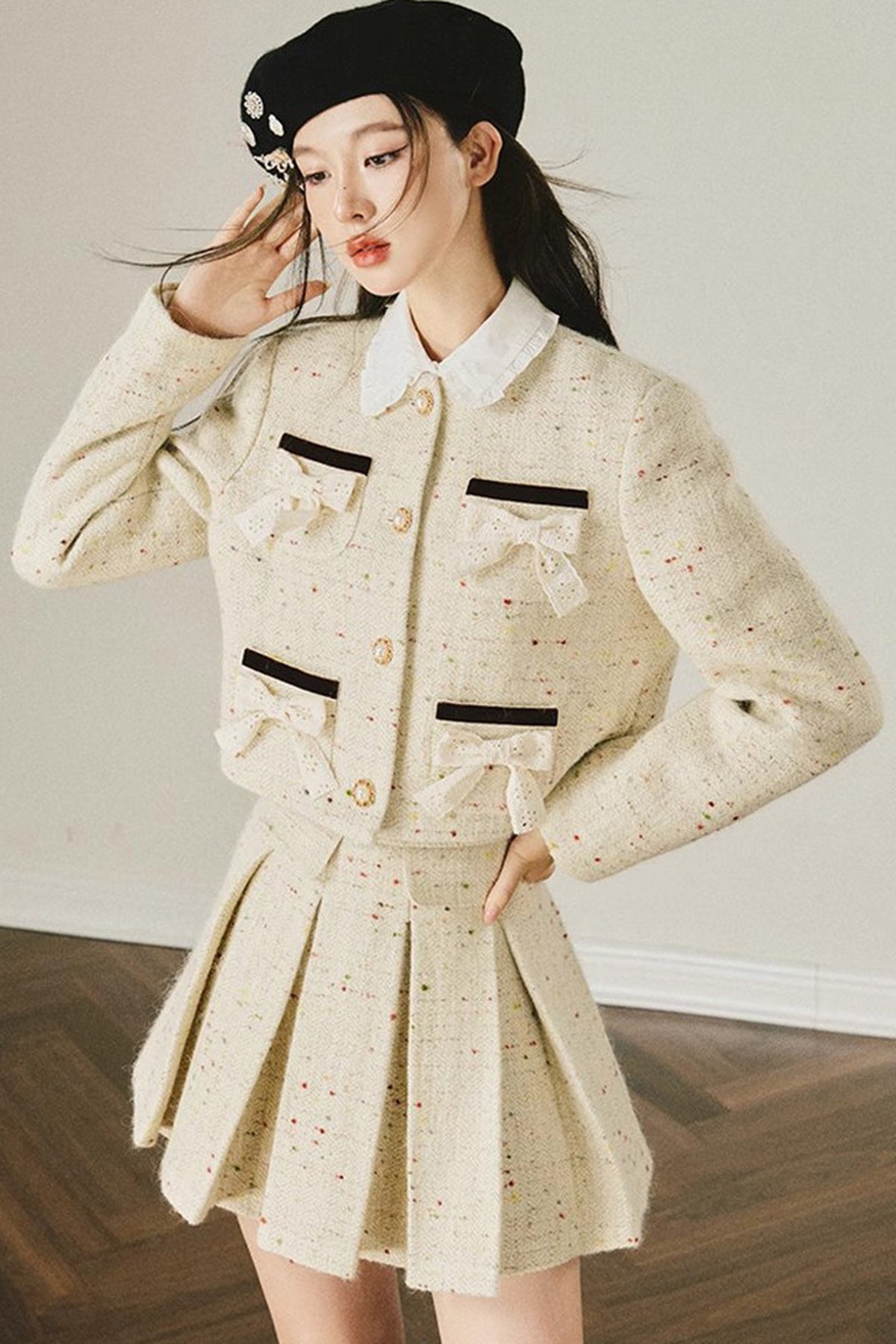 Completo con giacca in tweed di lana e gonna plissettata