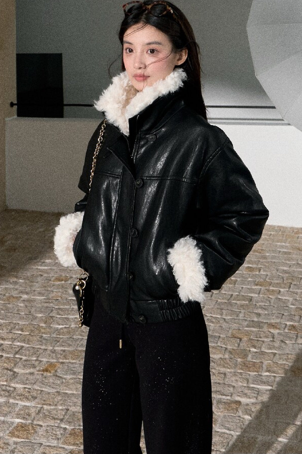 Kurze Jacke aus strukturiertem Leder mit Stehkragen
