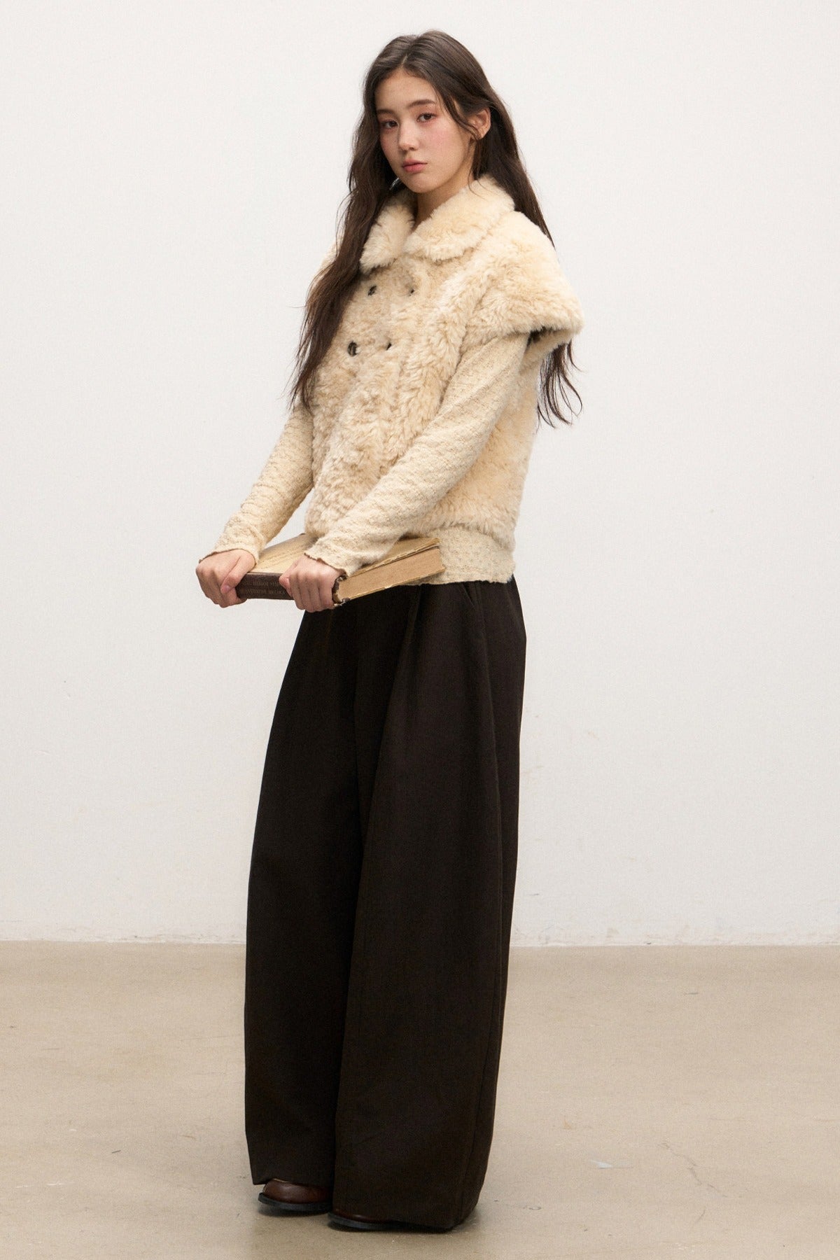 Conjunto de pantalones de pierna ancha y chaqueta marrón oscuro