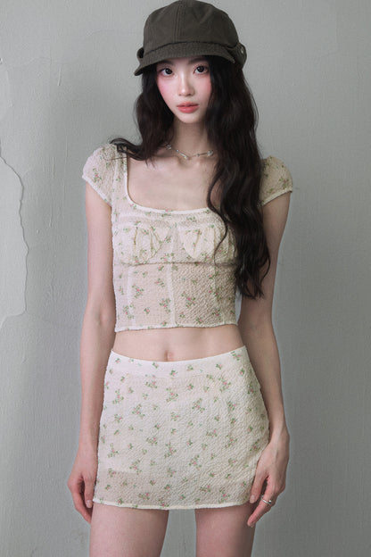 Kurzärmeliges Crop-Top mit Blumenmuster und eckigem Ausschnitt und hüftbetonter Rock im Set