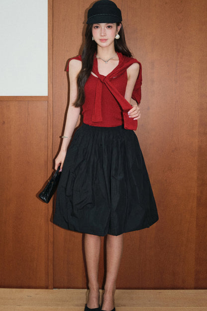 Set aus roter Strickjacke und schwarzem Rock