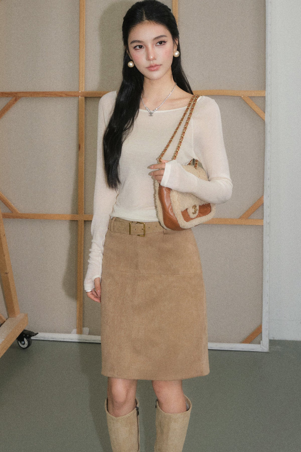 Conjunto de chal tipo mantón de punto trenzado color avena y falda efecto superpuesto
