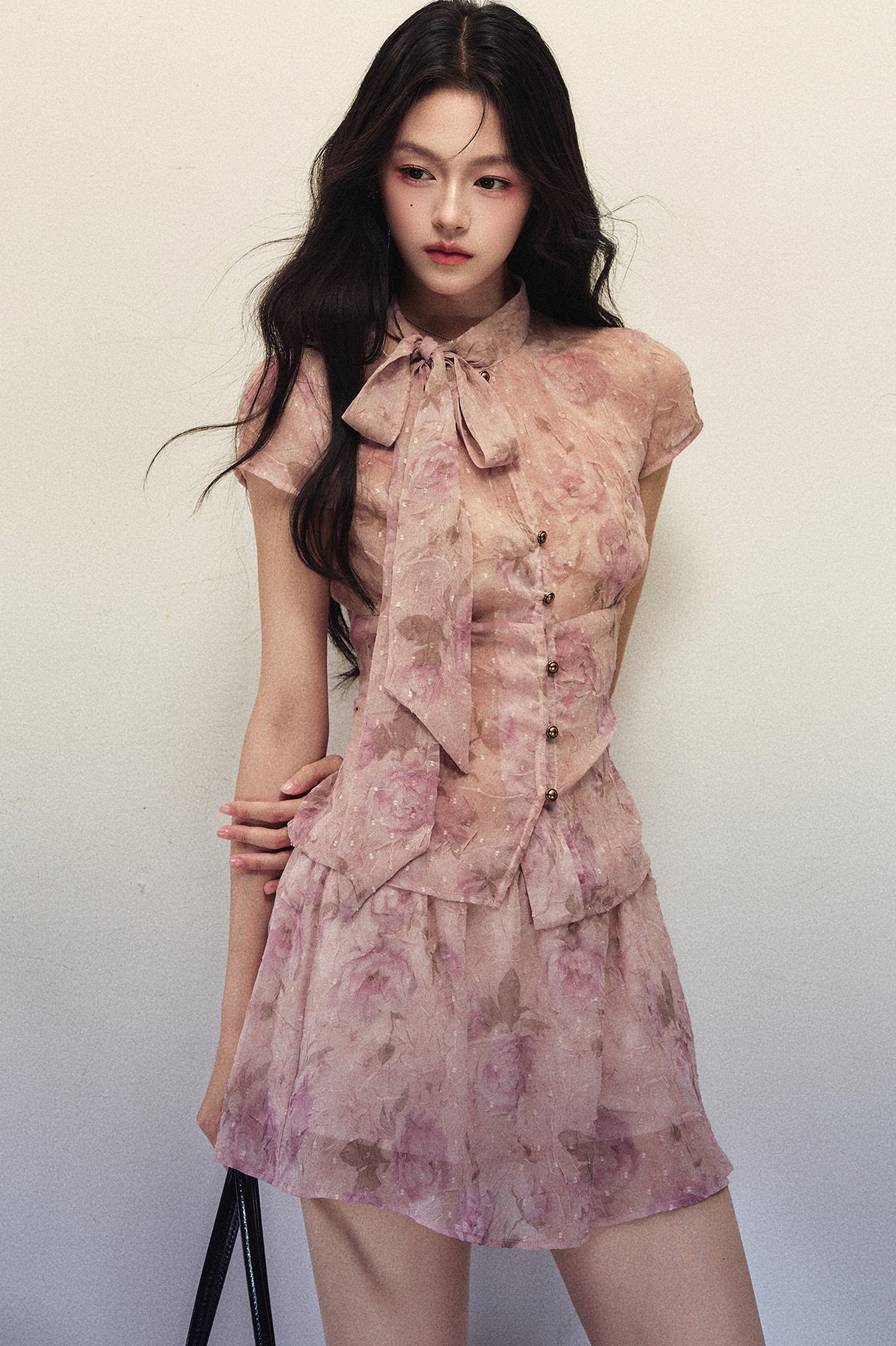 Set con blusa in tessuto velato a stampa rose e gonna a trapezio