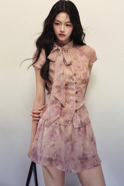 Set con blusa in tessuto velato a stampa rose e gonna a trapezio