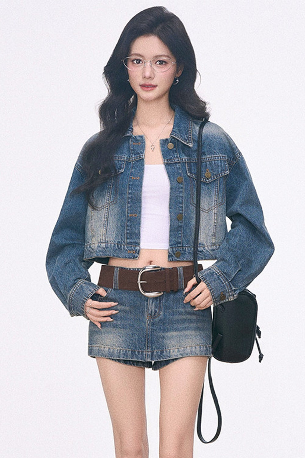 Ensemble 3 pièces avec veste courte en denim, pantalon à ourlet arrondi et haut