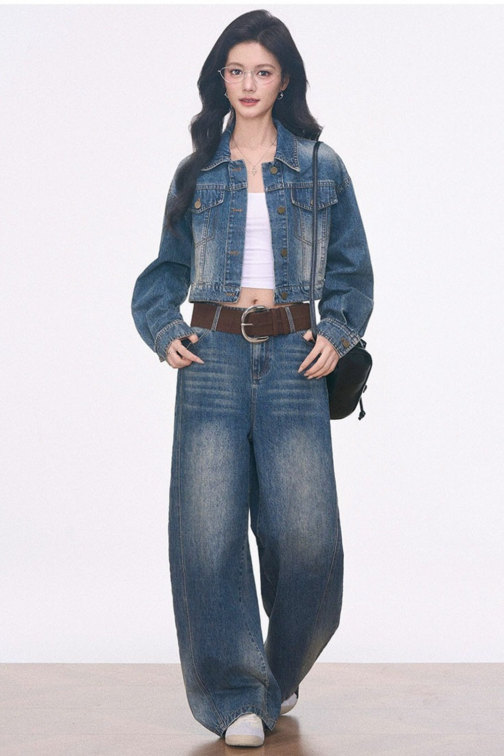Ensemble 3 pièces avec veste courte en denim, pantalon à ourlet arrondi et haut