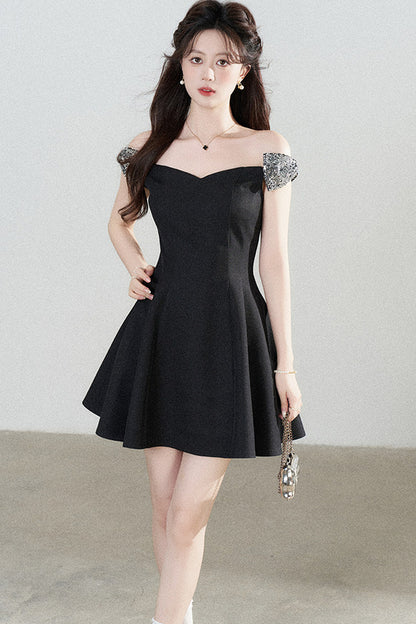 Schwarzes schulterfreies Kleid mit geraffter Taille
