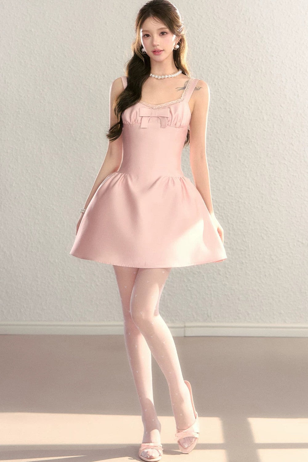 Rosa französisches Kleid mit Schleife und U-Ausschnitt