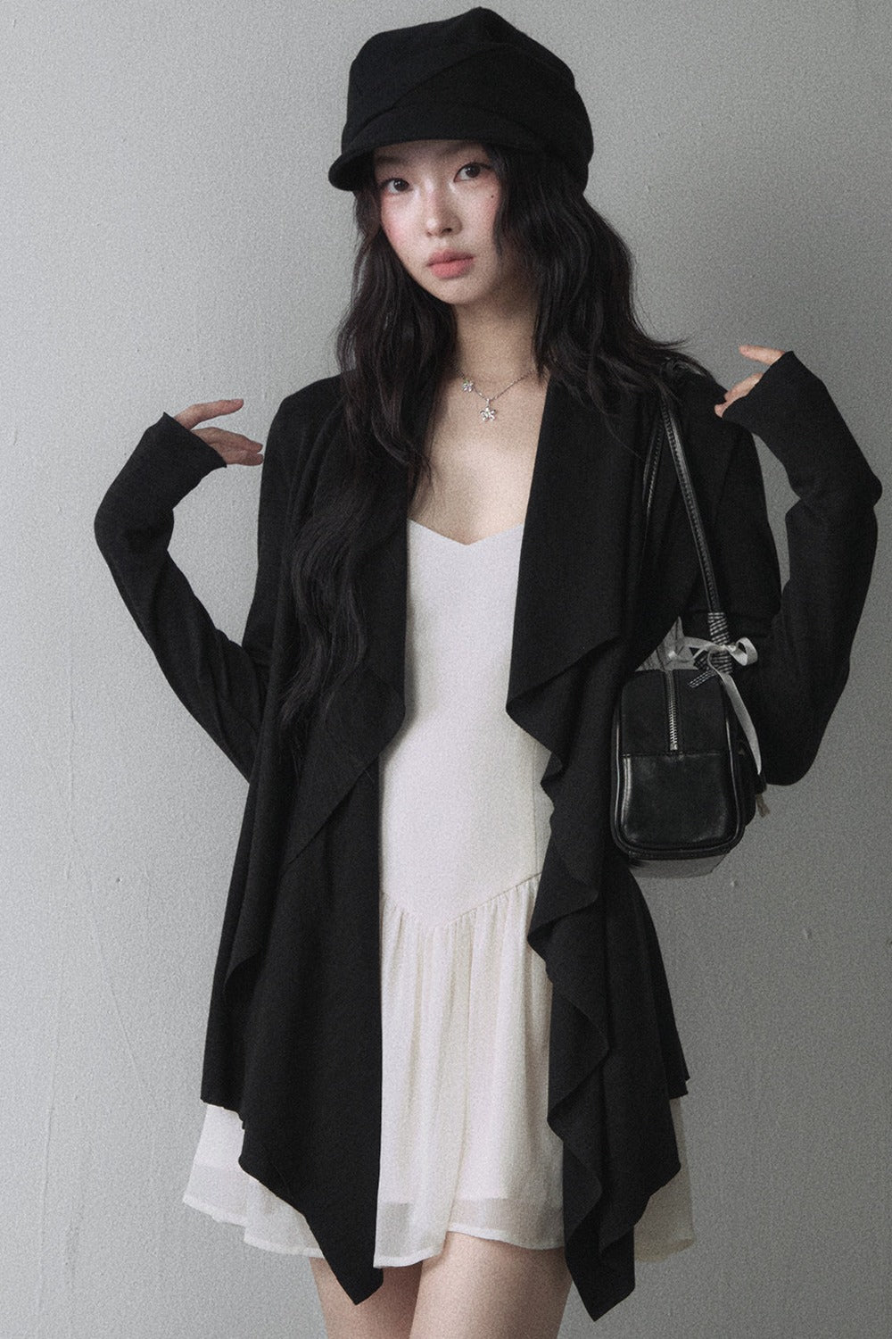 Asymmetrische Strickjacke mit gerüschtem Revers und langen Ärmeln
