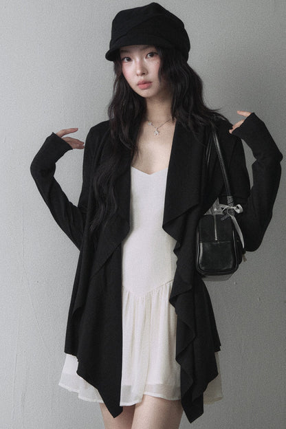 Asymmetrische Strickjacke mit gerüschtem Revers und langen Ärmeln