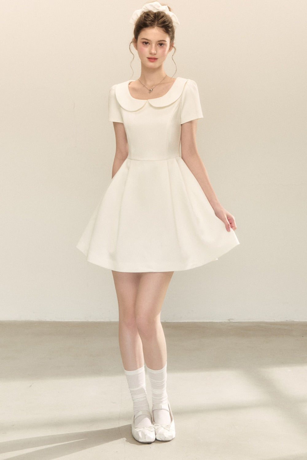 Kurzärmeliges A-Linien-Kleid mit Bubikragen und Puffärmeln