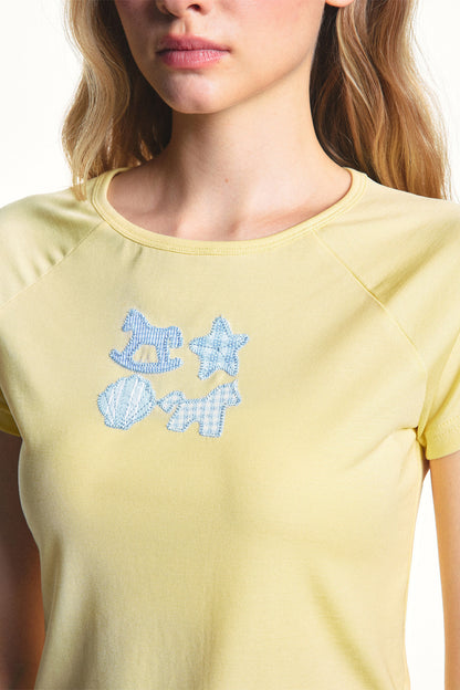 Maglia in lyocell con applicazione dallo stile fanciullesco