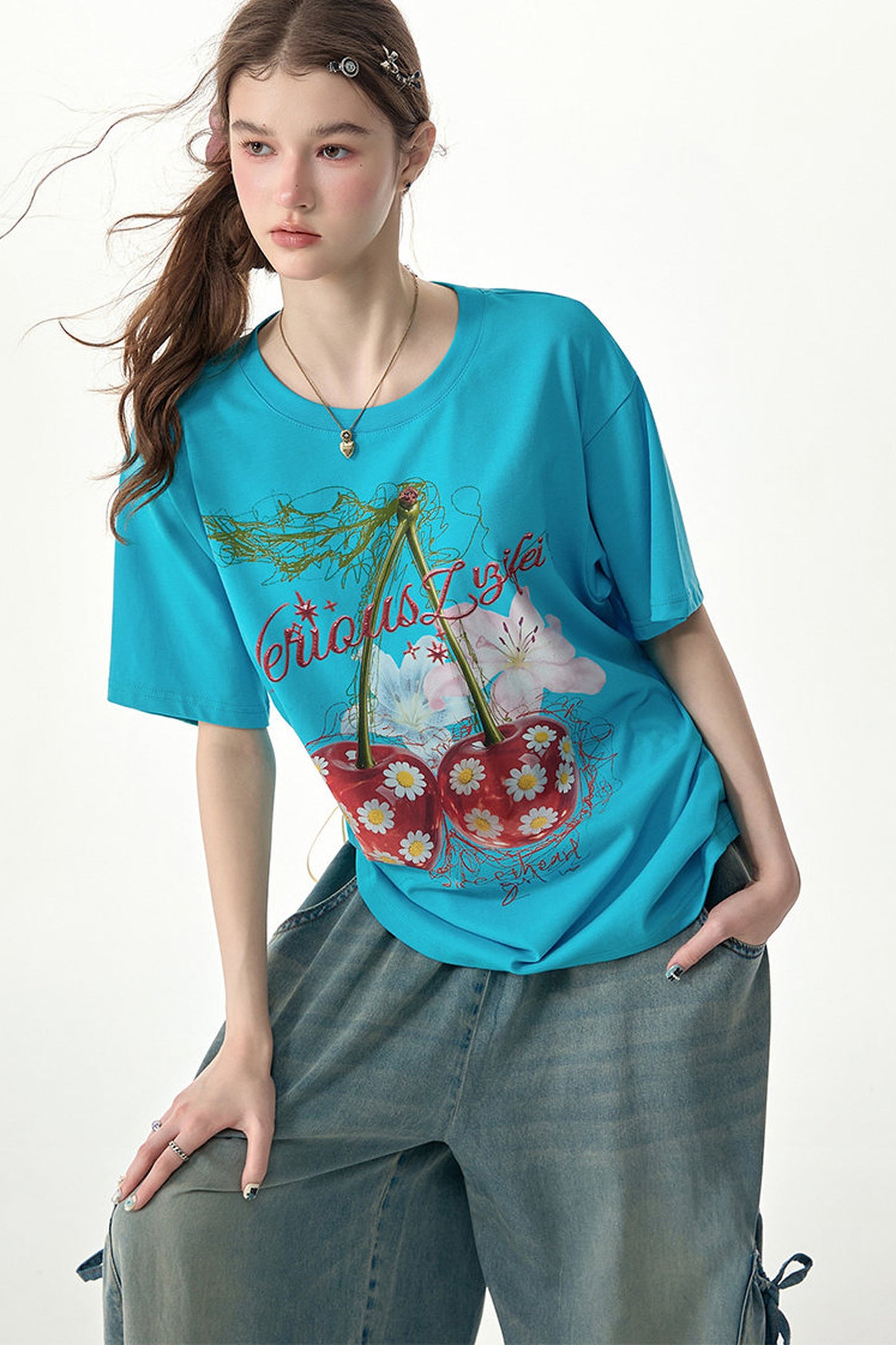 Blaues Baumwoll-T-Shirt mit Kirsch- und Gänseblümchenmuster