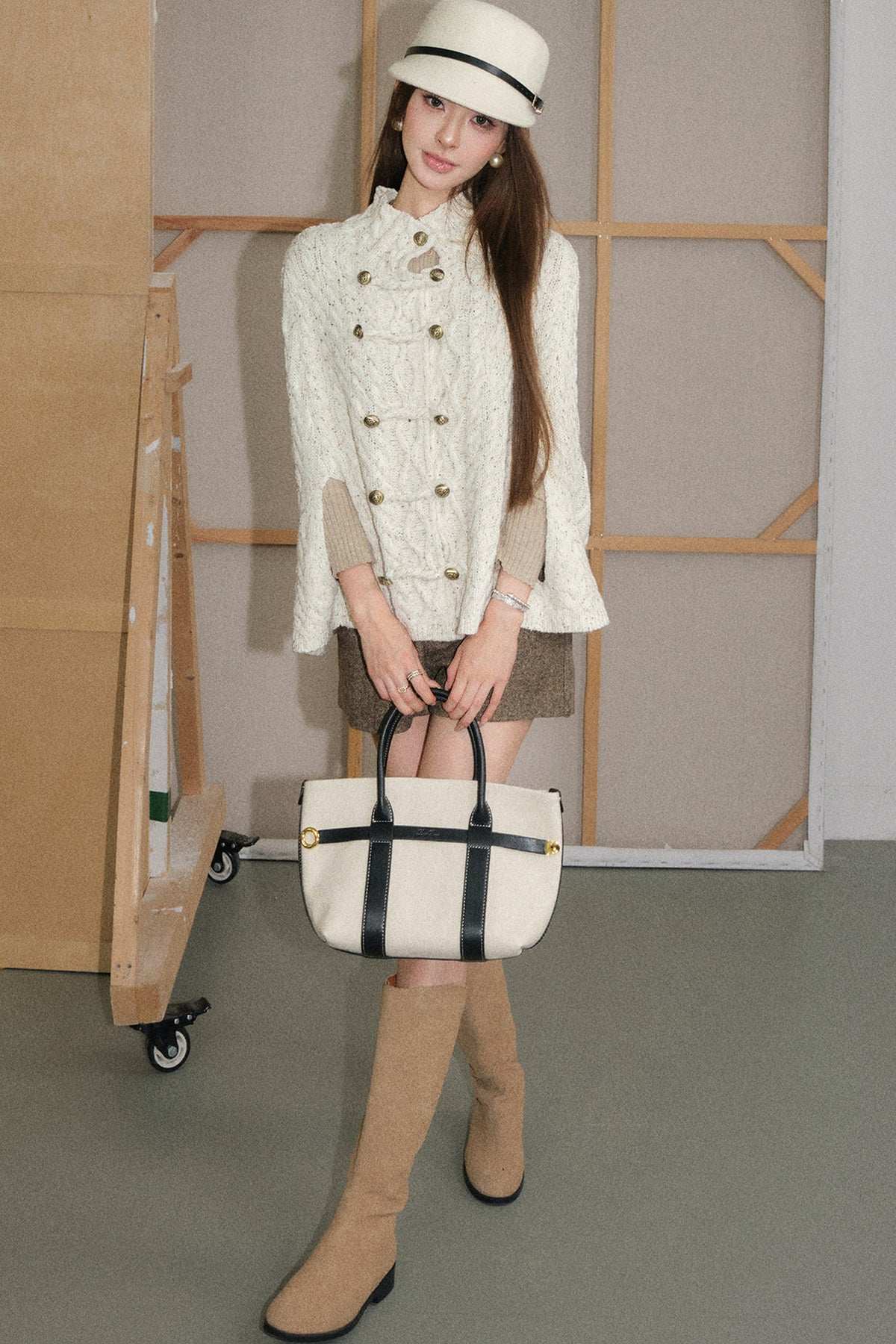 Completo con mantella a maglia doppiopetto e shorts in lana