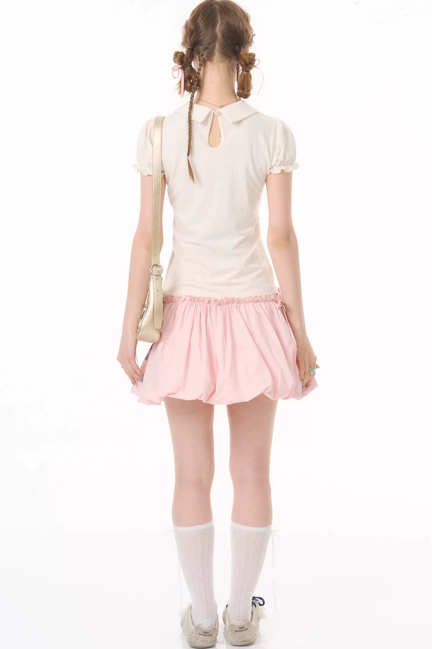 T-shirt bianca con maniche a sbuffo e stampa con fiocchi