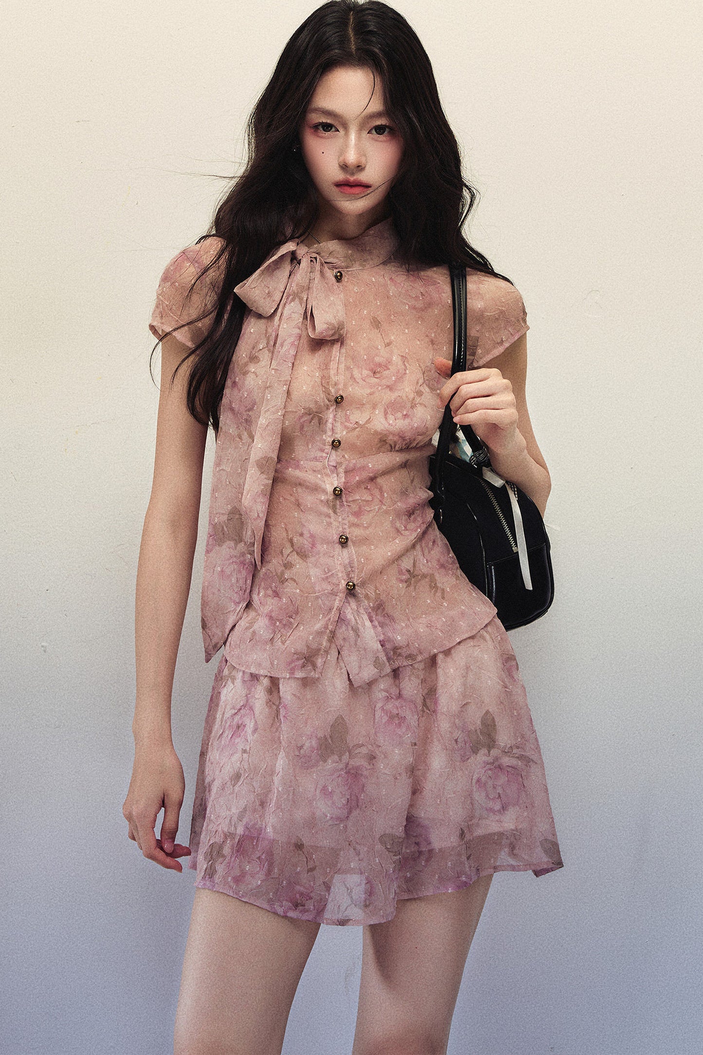 Set con blusa in tessuto velato a stampa rose e gonna a trapezio