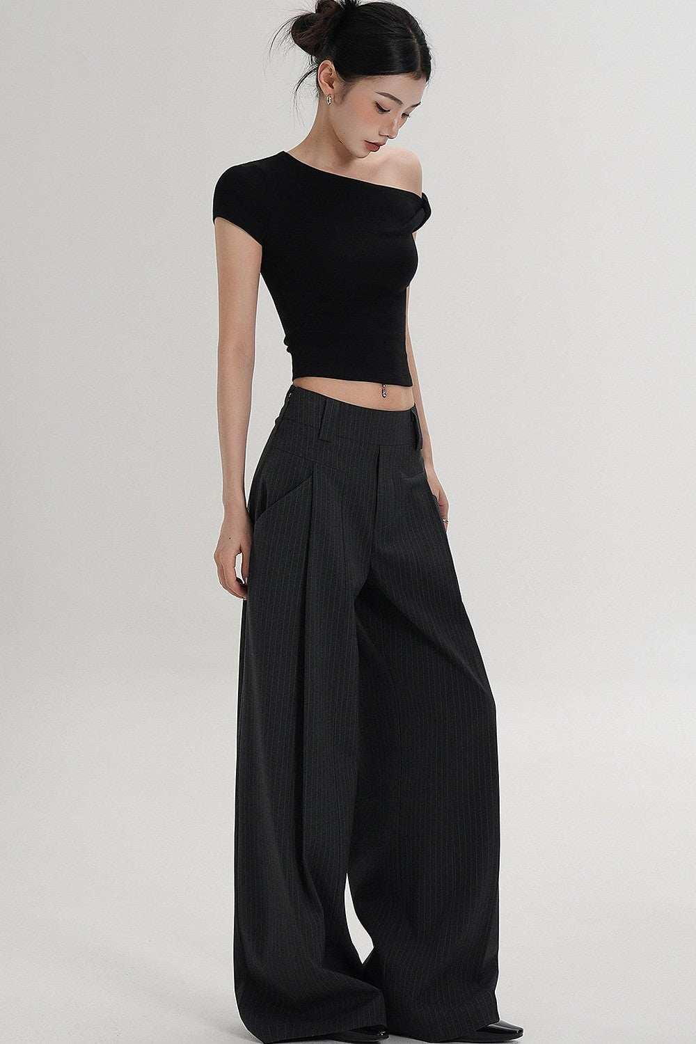 Hoch taillierte gestreifte Hose mit weitem Bein