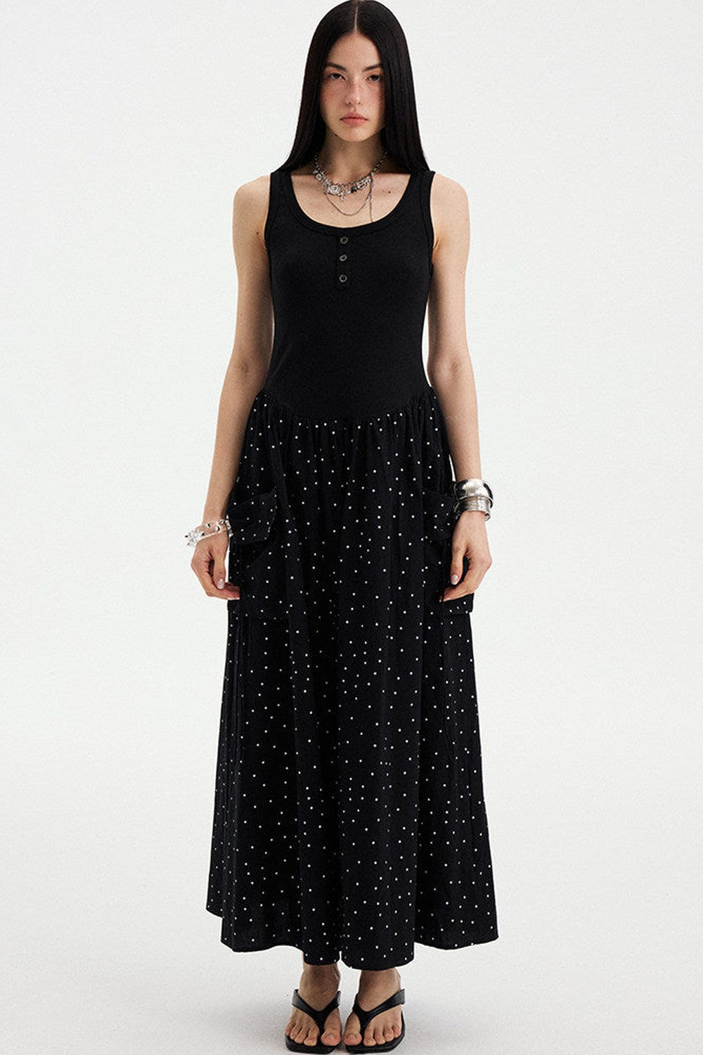 Vestido maxi evasé sin mangas de lunares