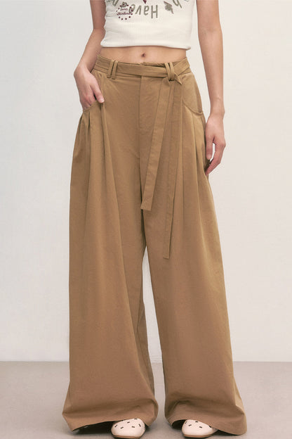 Pantalones caqui de pierna ancha con cintura anudada