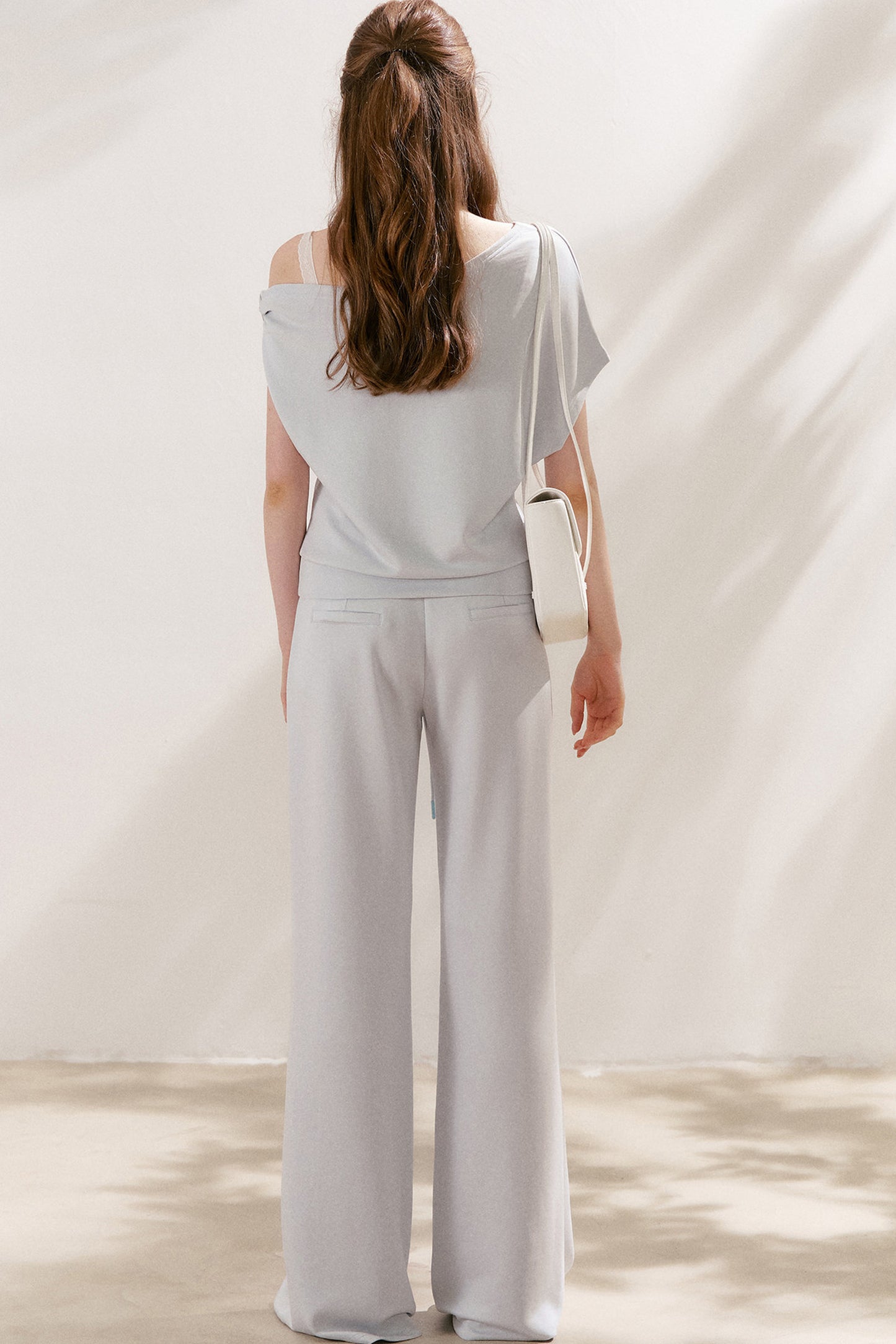 Conjunto de camiseta asimétrica y pantalones de capa de aire