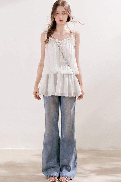 Jean en denim bleu avec fleur à cinq pétales en strass