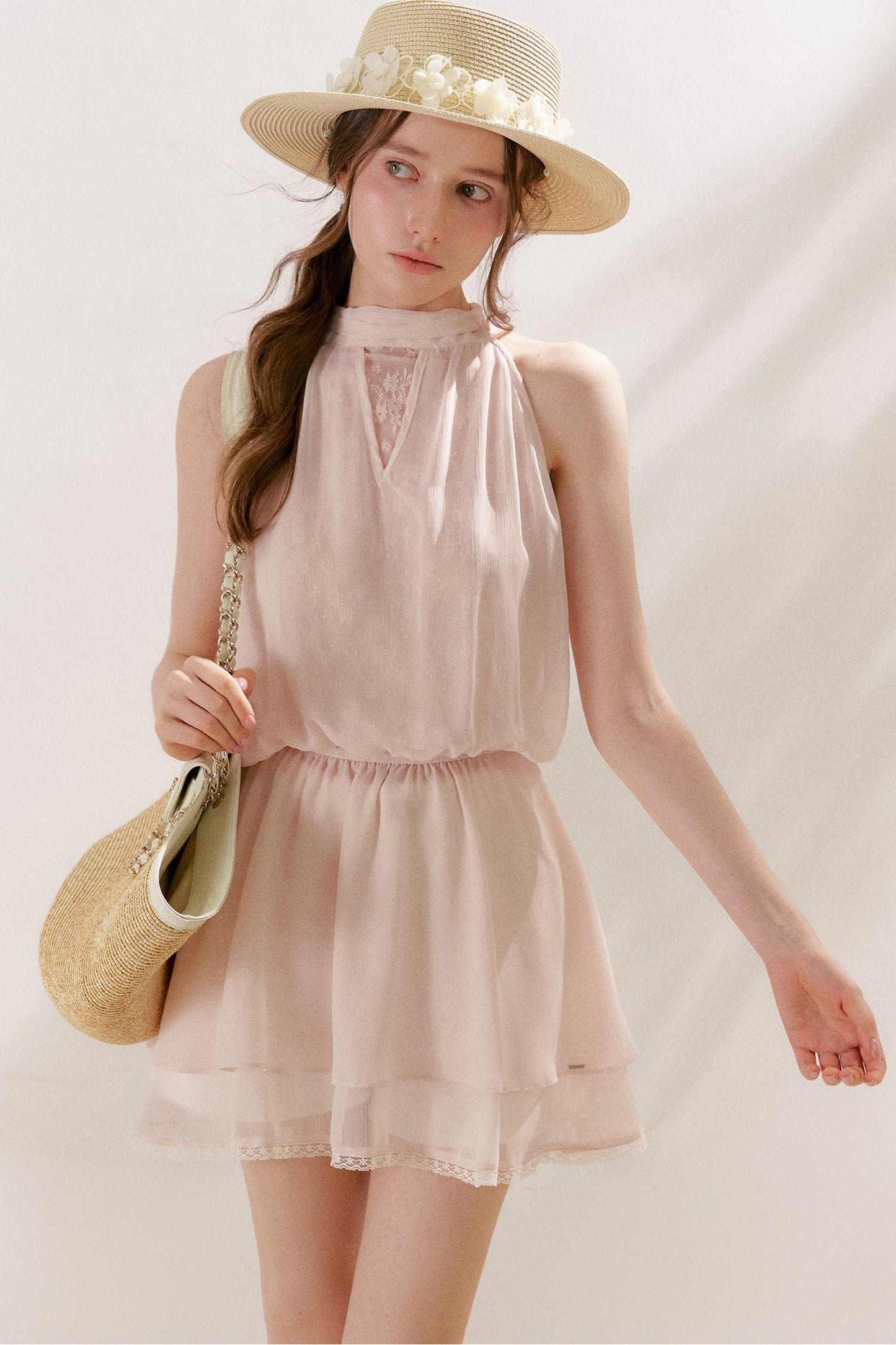 Abito smanicato con scollo all'americana in voile e pizzo