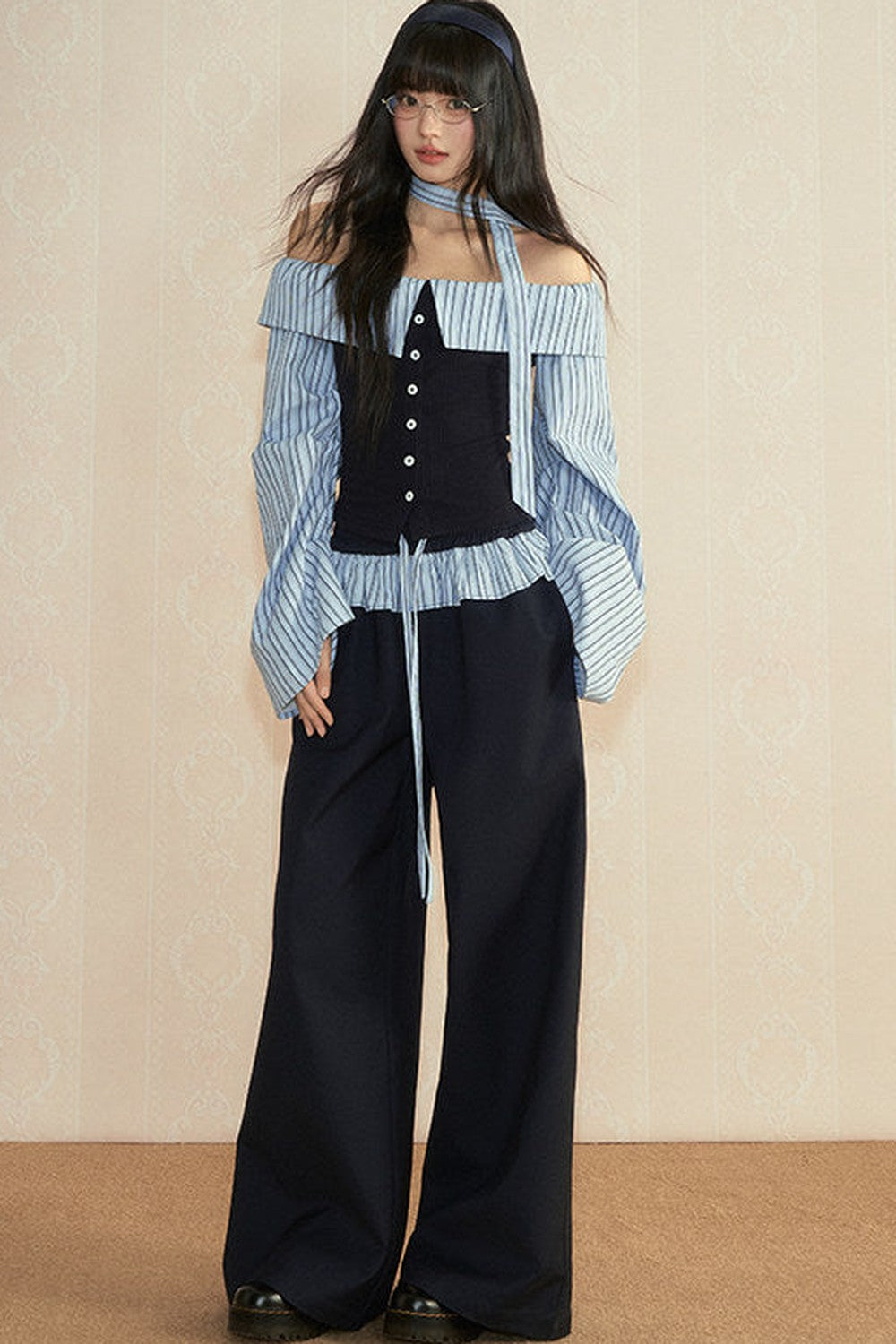 Ensemble haut tube rayé à épaules dénudées et manches longues avec pantalon à jambes larges