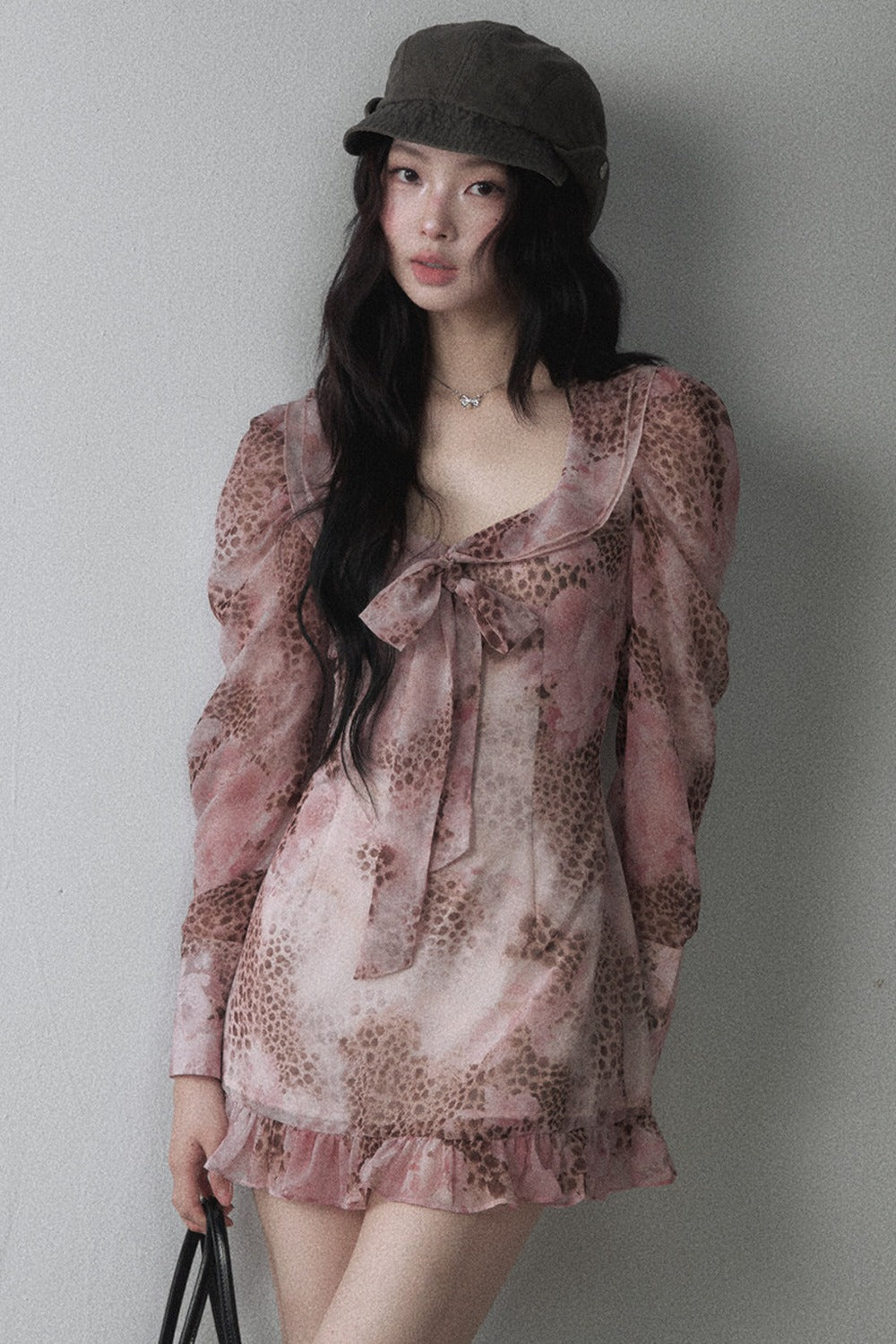 Abito rosa con stampa leopardata, fiocco e scollo a U