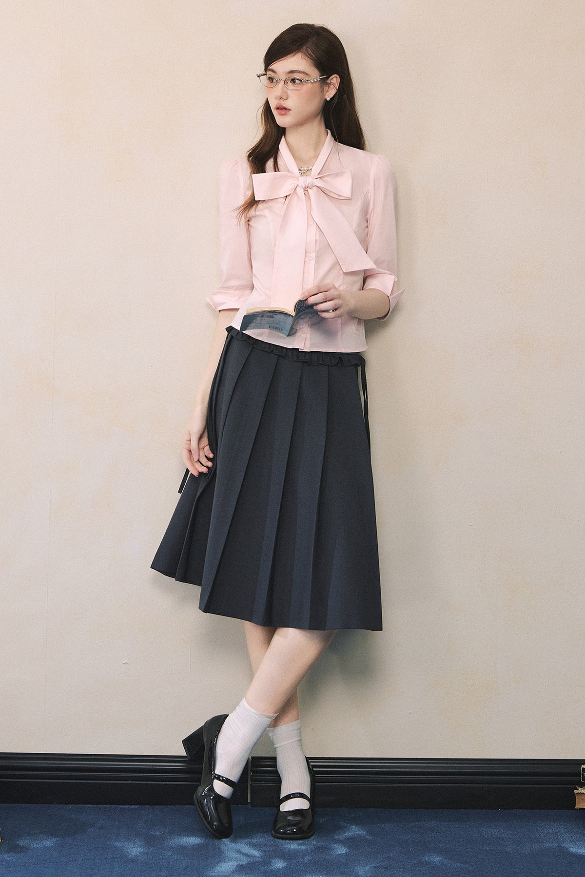 Camisa rosa de manga larga con lazada al cuello y mariposa