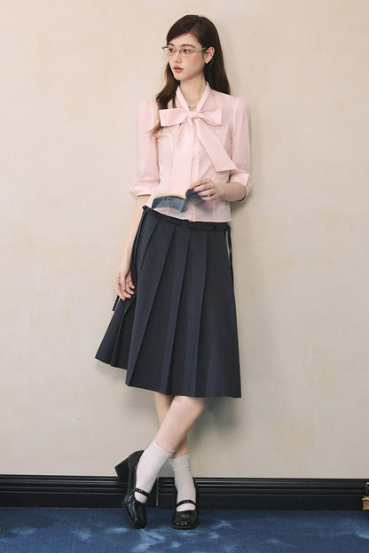 Camisa rosa de manga larga con lazada al cuello y mariposa
