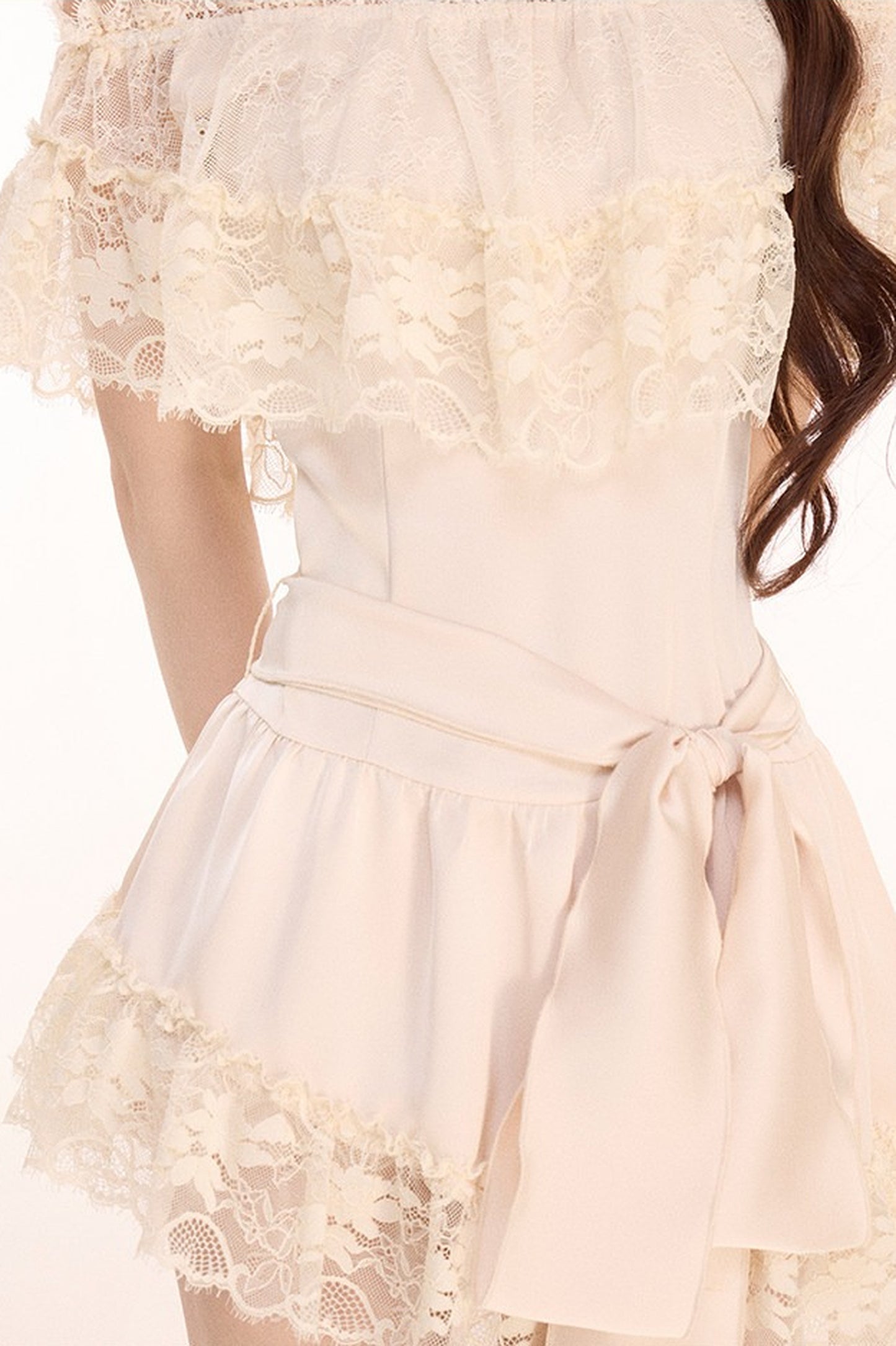 Vestido de satén color champán con encaje y hombros descubiertos