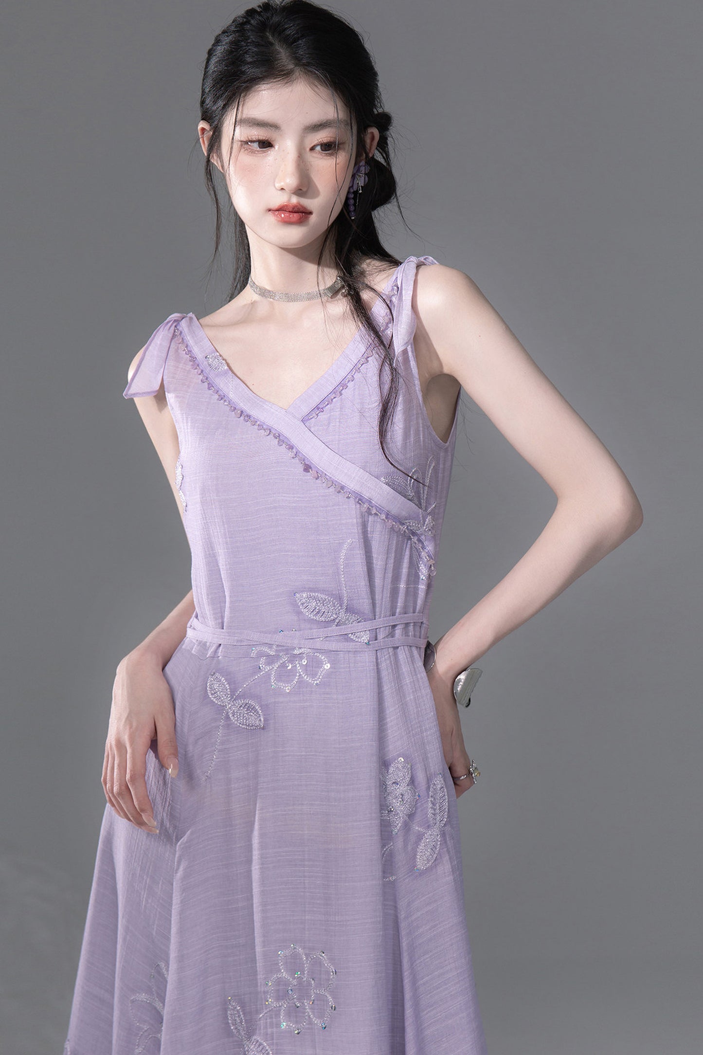 Set aus violettem Pailletten-Camisole und Kleid mit asymmetrischem Saum