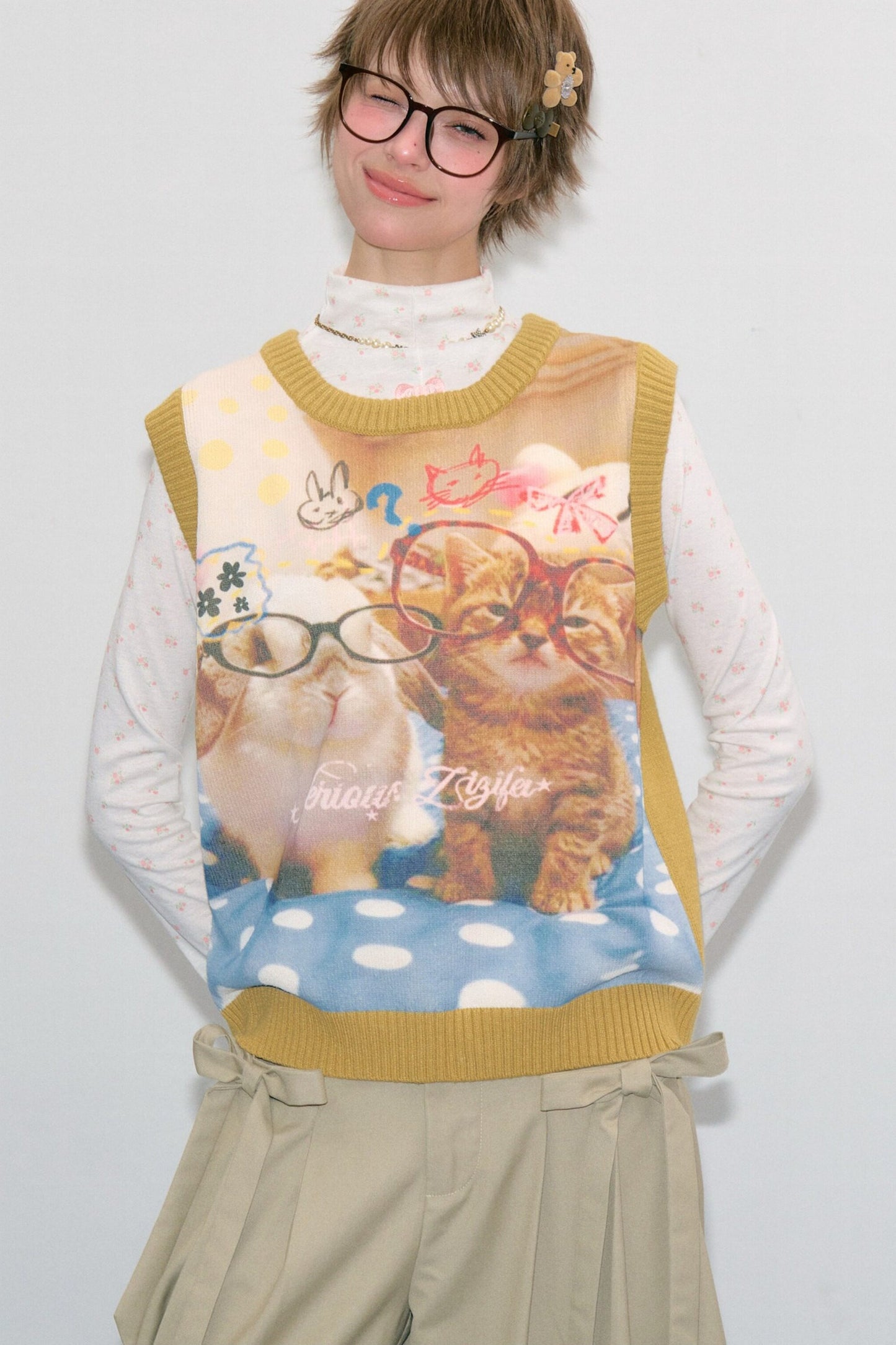 Gelbe Weste mit Katzen- und Hasenprint