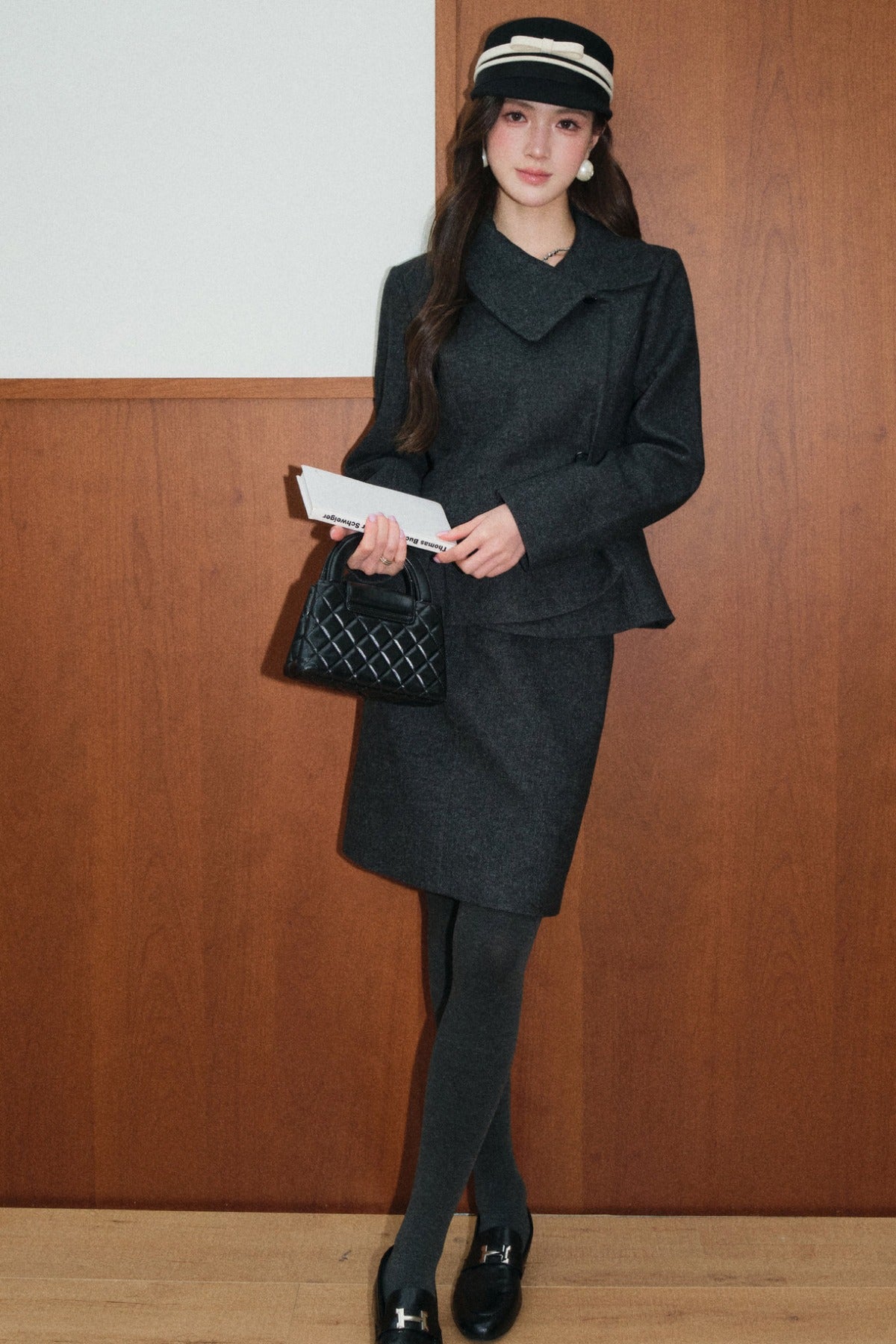 Completo con cappotto asimmetrico in lana grigio e gilet
