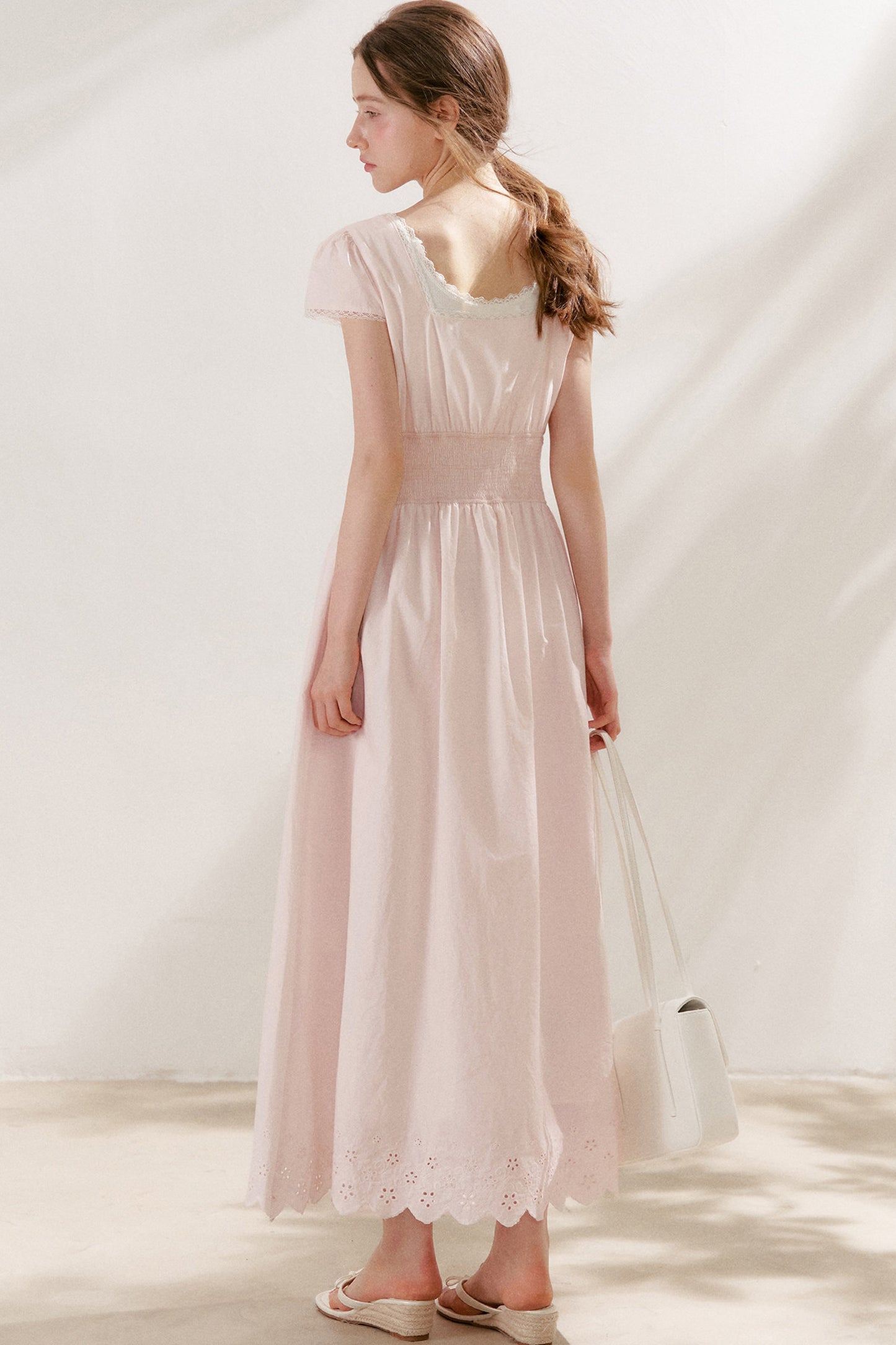 Plissiertes langes Baumwollkleid-Set mit Spitze und V-Ausschnitt