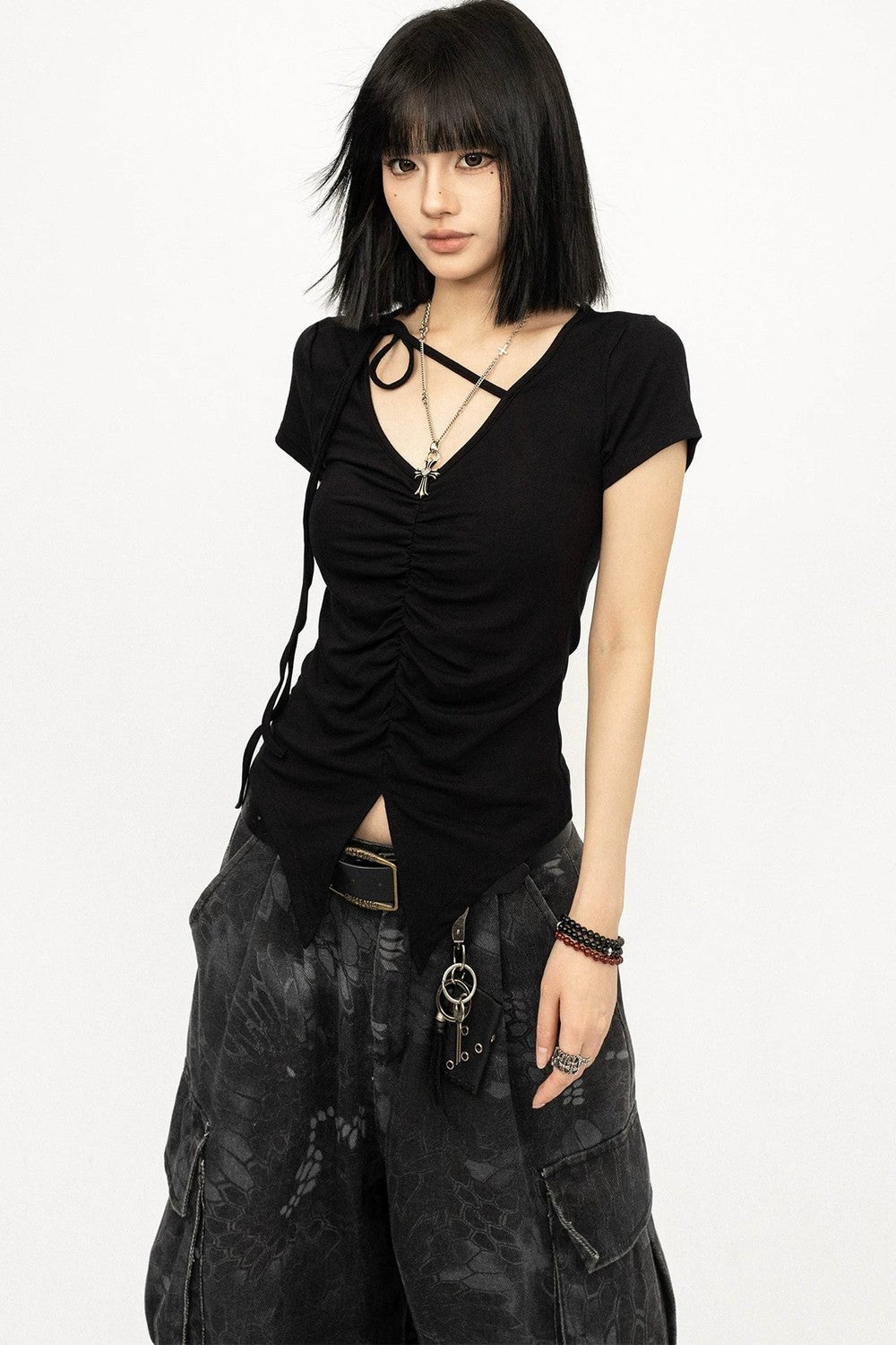 Top nero plissettato con scollo a V