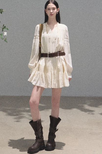 Ensemble robe-chemise blanche à manches longues et à volants