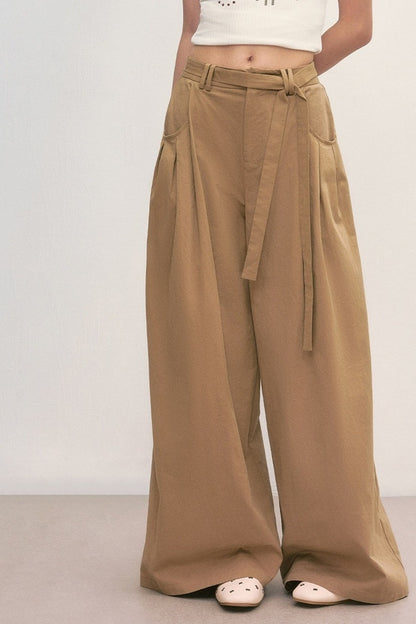 Pantalones caqui de pierna ancha con cintura anudada