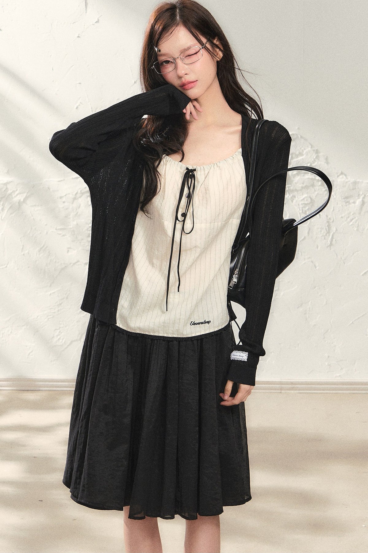 Completo con cardigan sottile a maglia, canotta, pantaloni e gonna