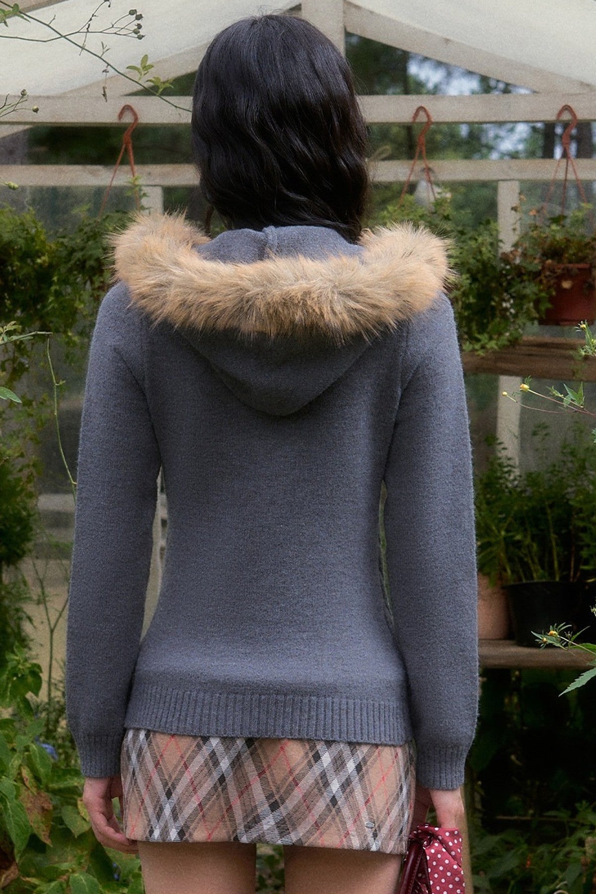Zopfstrickpullover mit Fellkragen und Knebelverschlüssen