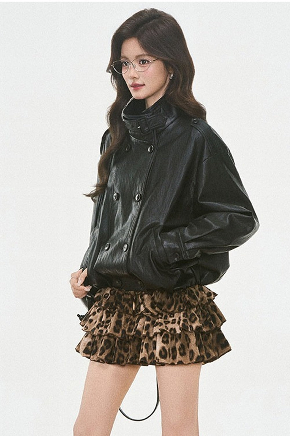 Set aus Lederjacke in Knospenform und gestuftem Leopardenrock