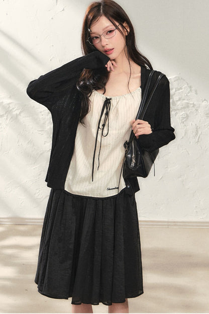 Completo con cardigan sottile a maglia, canotta, pantaloni e gonna