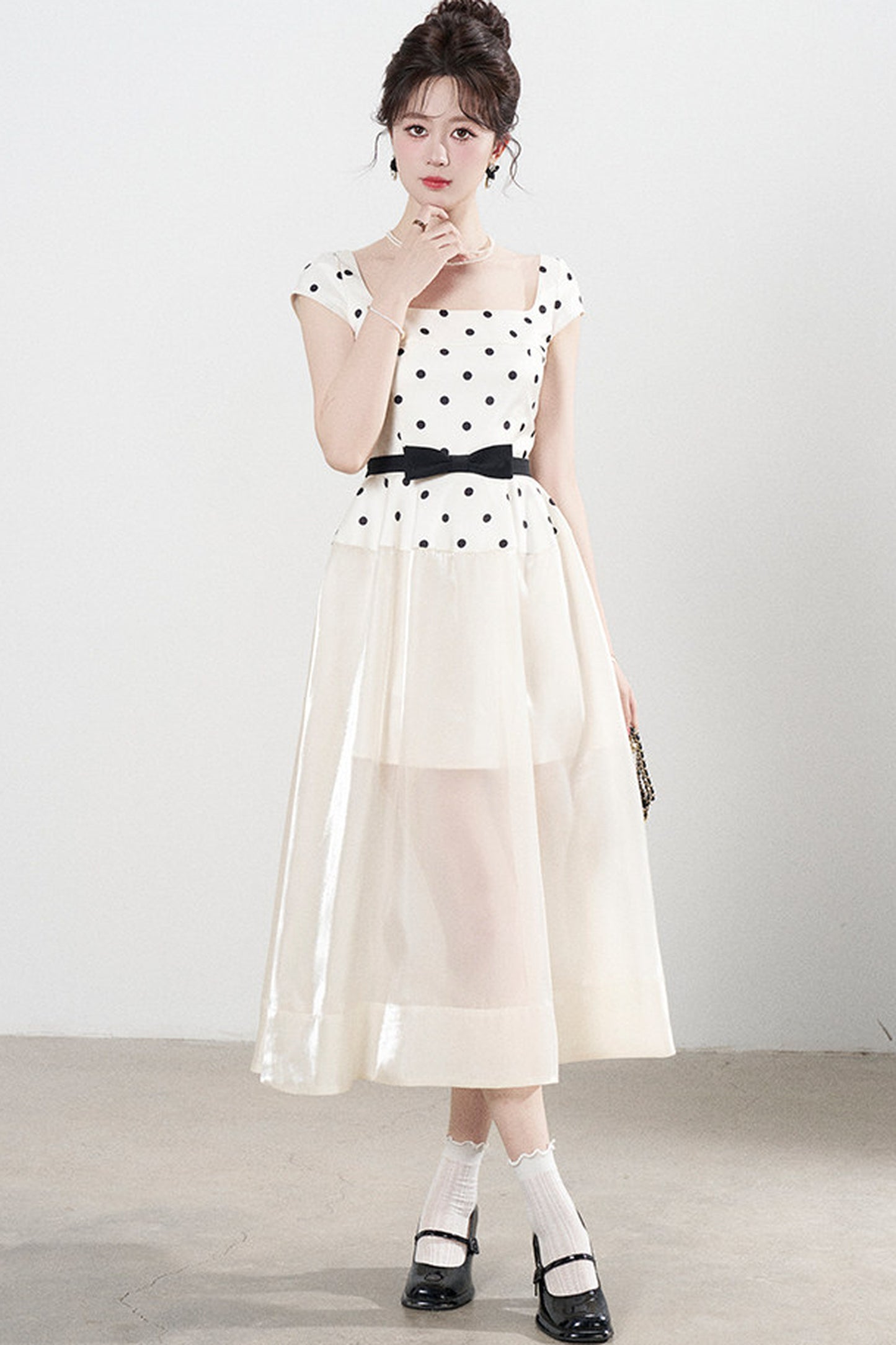 Kleid mit eckigem Ausschnitt und Polka-Dots