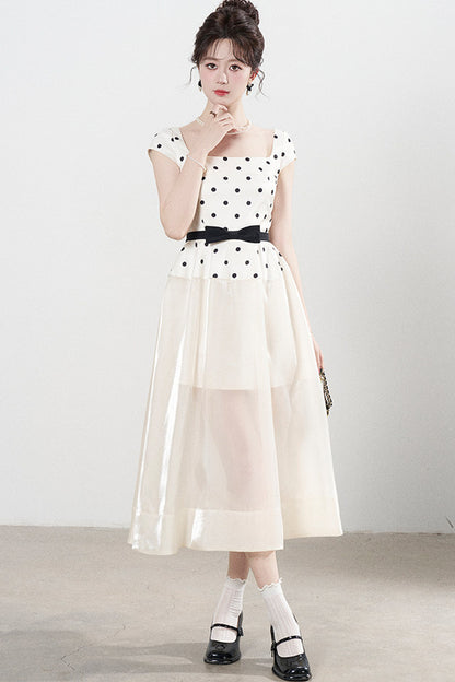 Kleid mit eckigem Ausschnitt und Polka-Dots