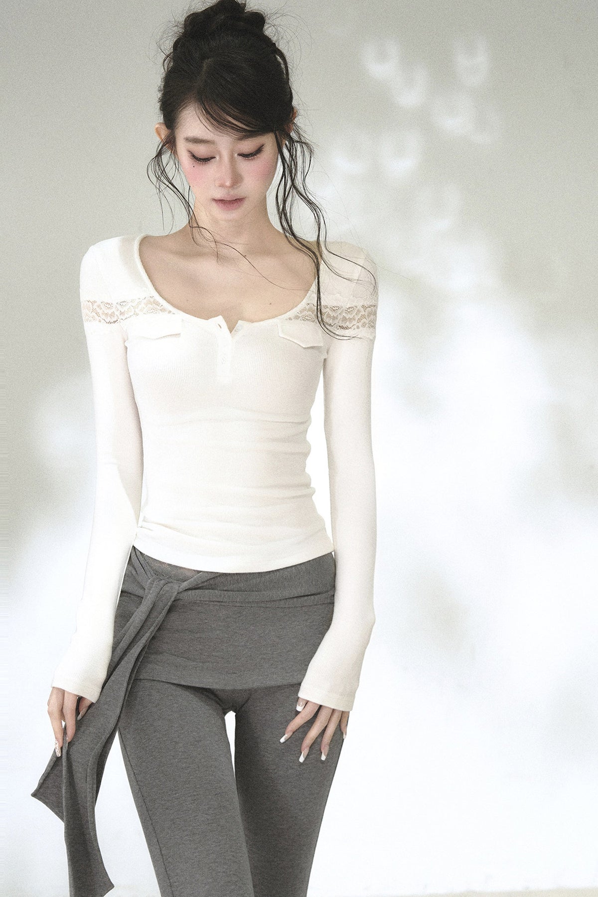 Geripptes Langarm-T-Shirt mit Spitze