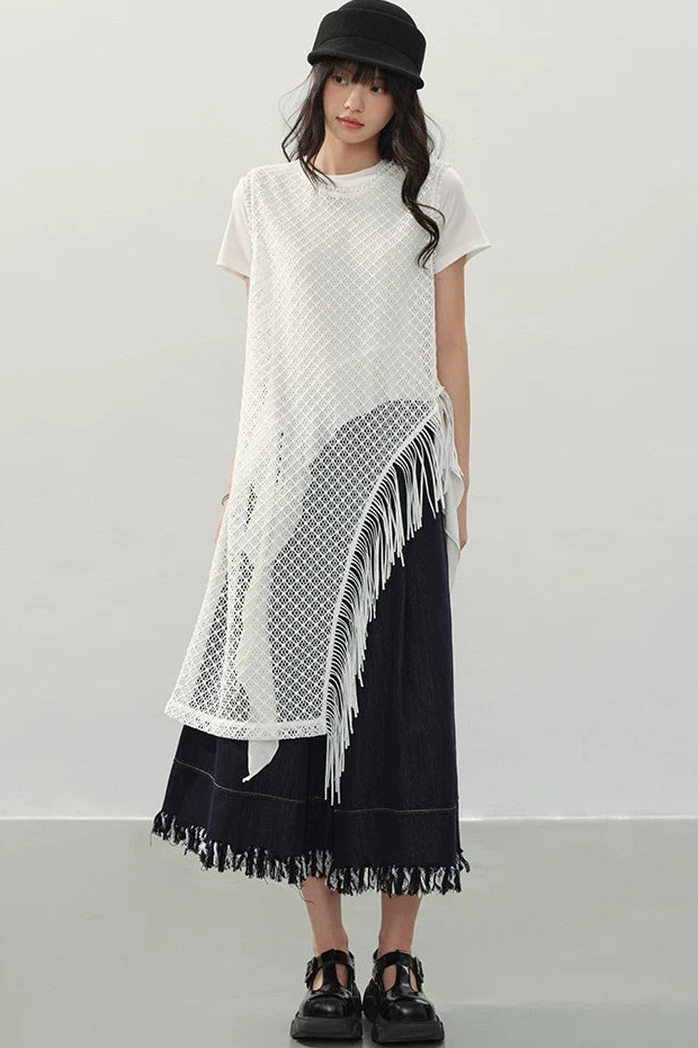 Robe à franges tissée avec découpes irrégulières