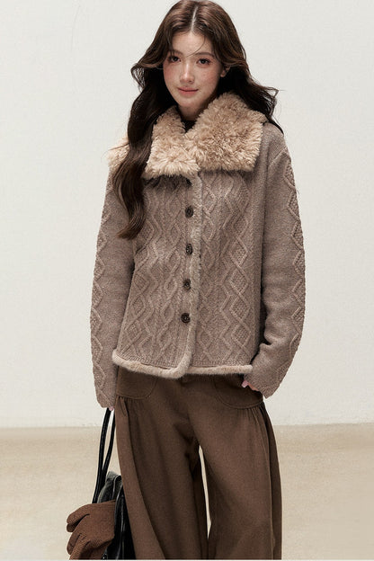 Strickpullover mit Kunstfellkragen in Ahornsirupfarbe